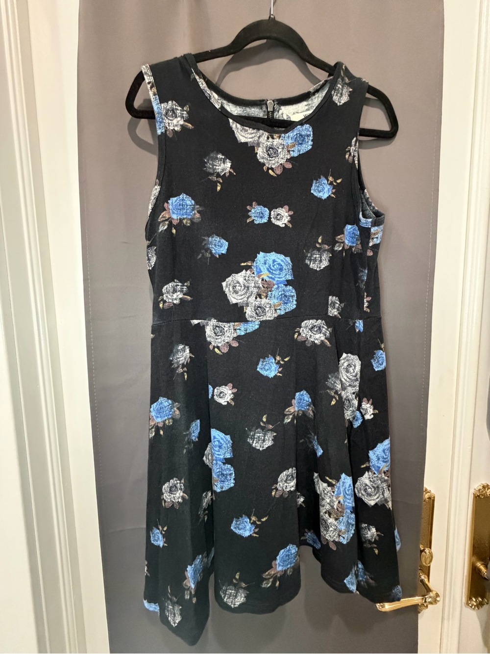 Vans Women’s XL Black Blue Floral Rose Sleeveless Fit 

& Flare Skater Dress